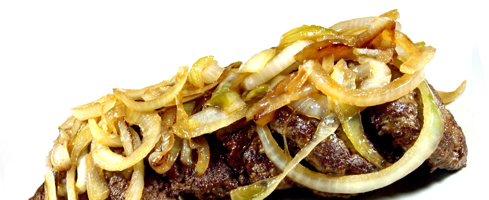 Grillgericht mit gerösteten Zwiebeln